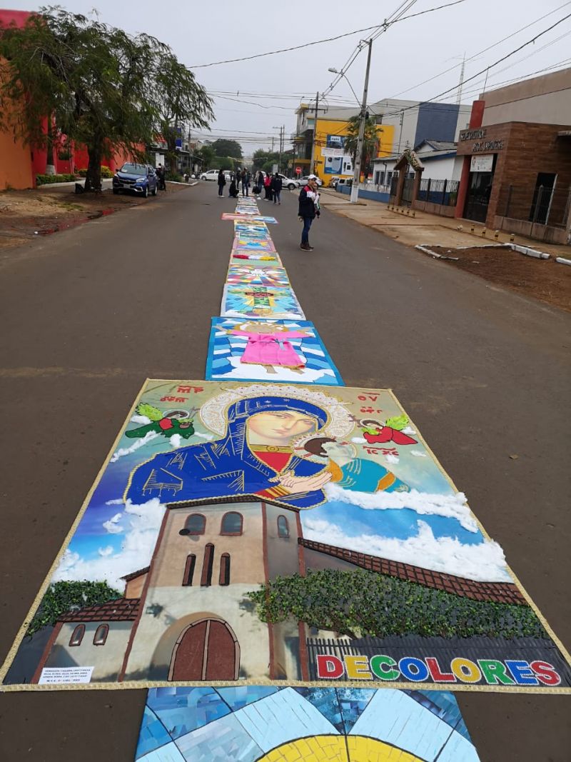 Alfombras en honor a Perpetuo Socorro van cubriendo las calles de nuestra ciudad 