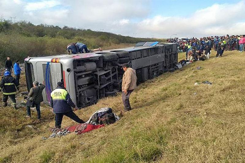 TucumÃ¡n: ya son 15 los muertos tras el vuelco de un bus con jubilados