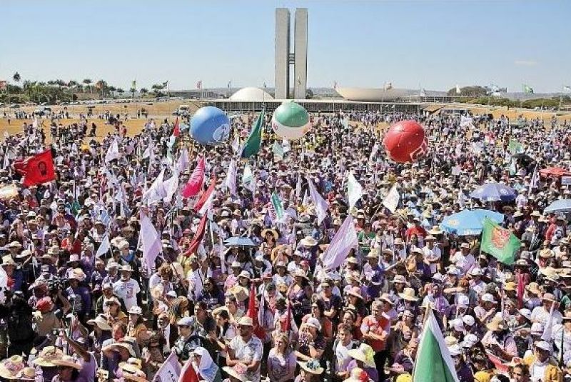 Las mujeres realizan masiva protesta contra Bolsonaro