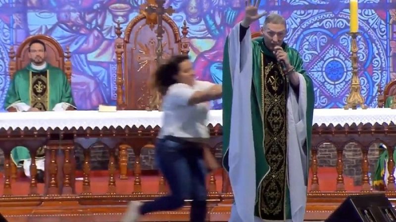 En plena misa, una mujer empujÃ³ y tirÃ³ del escenario al famoso sacerdote brasileÃ±o Marcelo Rossi