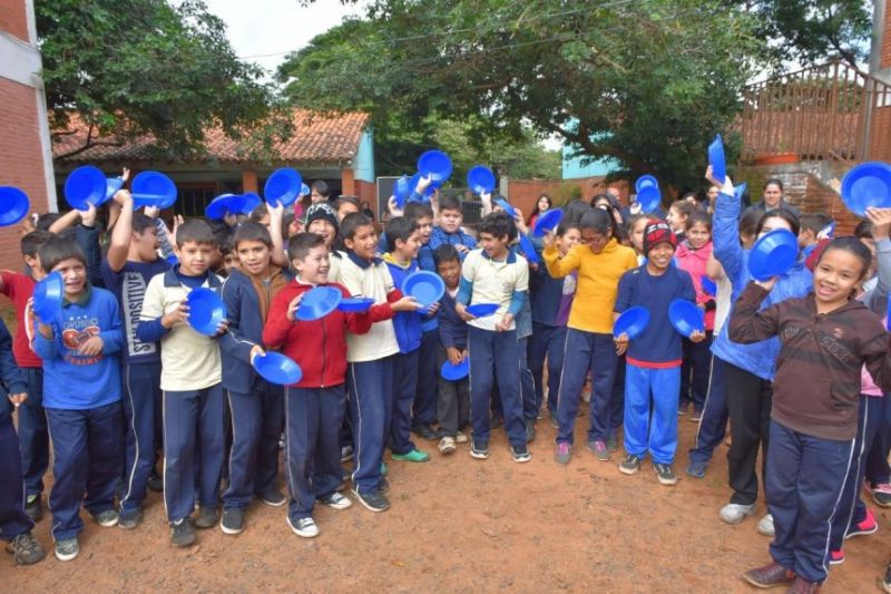 Niños piden almuerzo escolar en Villarrica