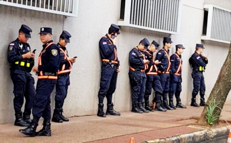 Policías chatean y descuidan labor preventiva