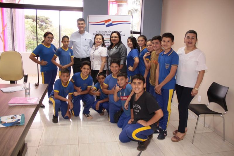 Alumnos de la escuela RodrÃ­guez de Francia visitaron al Gobernador