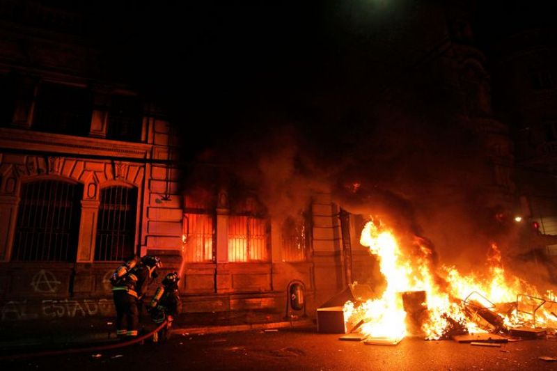 Manifestantes incendian edificio de diario mÃ¡s antiguo en Chile