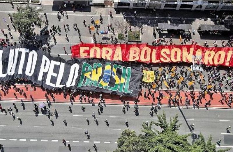 Popularidad y confianza de Bolsonaro siguen cayendo