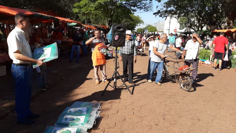 Gobernador Ronald Acevedo compartiÃ³ los 26 aÃ±os de la Feria Libre con los productores