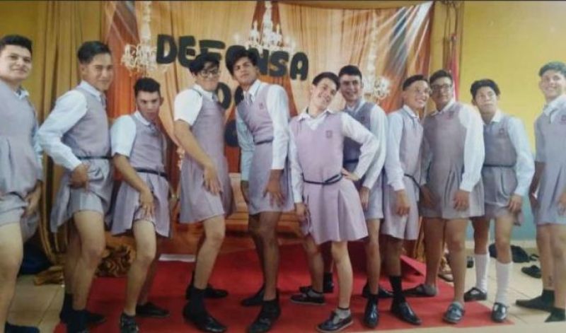 Alumnos con jumper y chicas onda varÃ³n: acusan a intendente por proselitismo gay en colegio