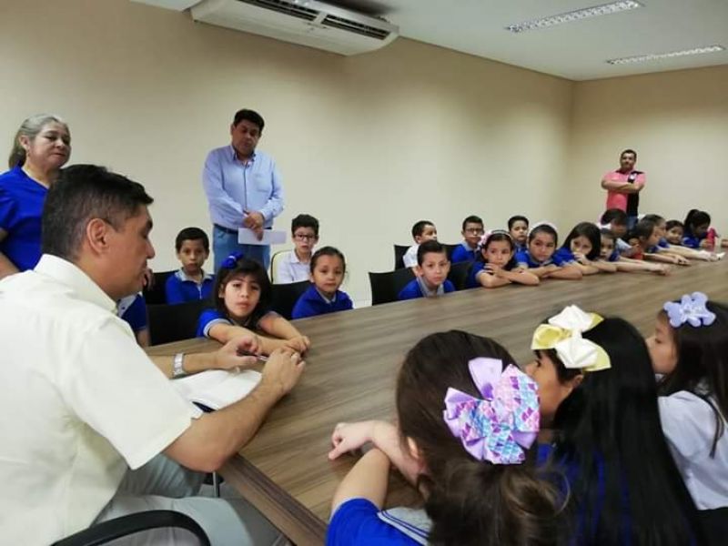 Alumnos de â€œSembradorâ€ visitaron al Gobernador Ronald Acevedo
