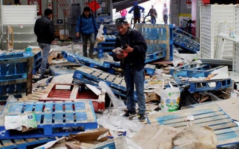 Violentos disturbios, con saqueos y muertos, hunden a Chile en el caos