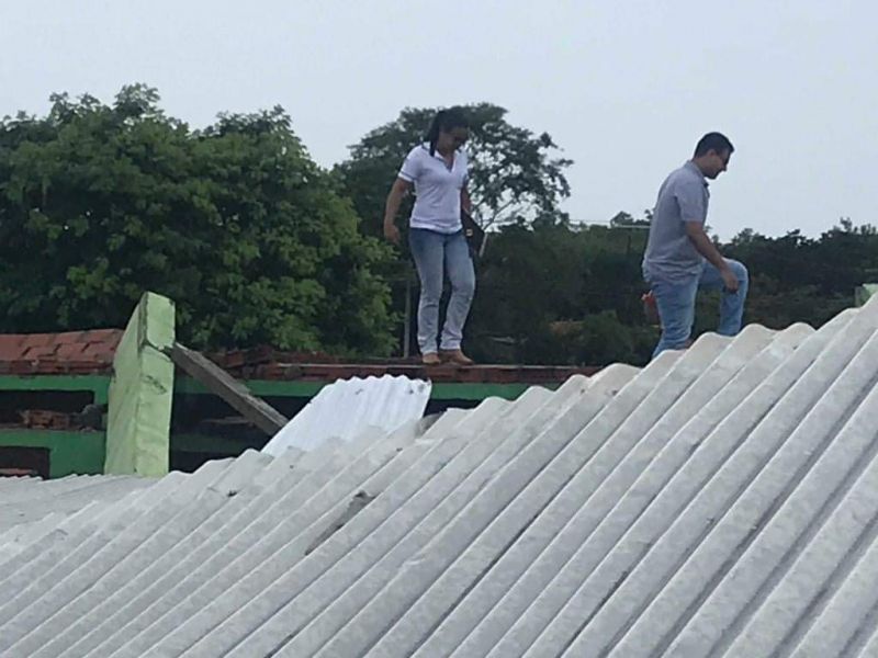 GobernaciÃ³n retira destrozos de precario tinglado echado por el viento en KarapaÃ®