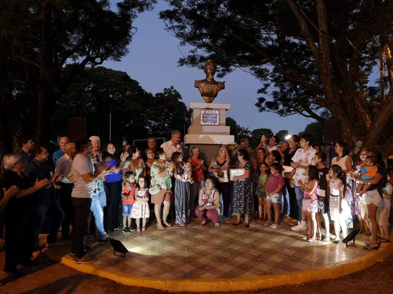 JosÃ© Carlos inaugurÃ³ busto del PrÃ³cer Fulgencio Yegros en barrio GuaranÃ­
