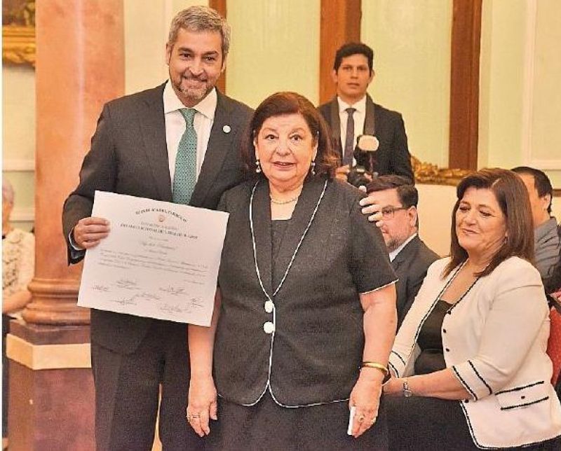 Maribel Barreto recibe premio y pide mayor apoyo para la cultura