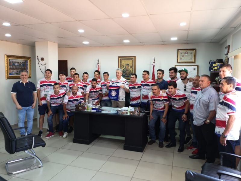 Dirigentes y jugadores de la FFSA llevaron su apoyo y distinguieron al intendente JosÃ© Carlos Acevedo