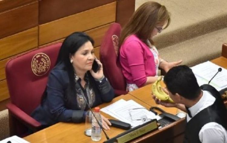 EfraÃ­n Alegre pide pÃ©rdida de investidura de senadora Bajac