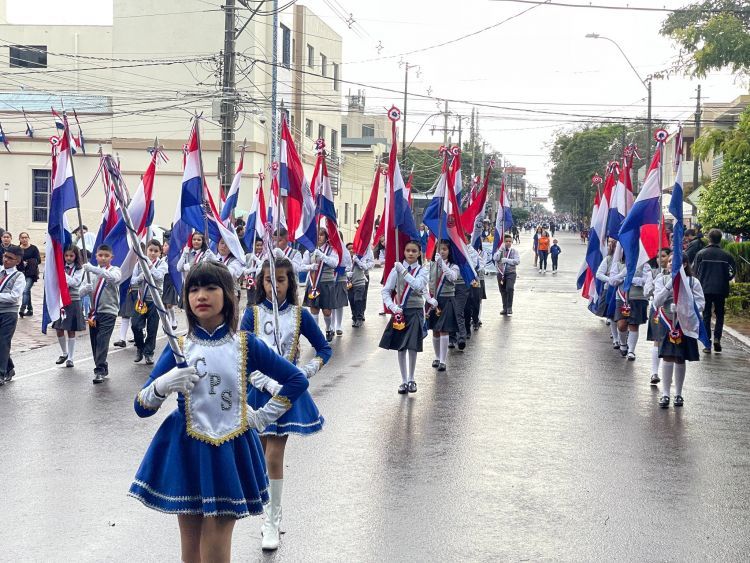 En el Día de la Bandera estudiantes marchan por las calles de Pedro Juan Caballero