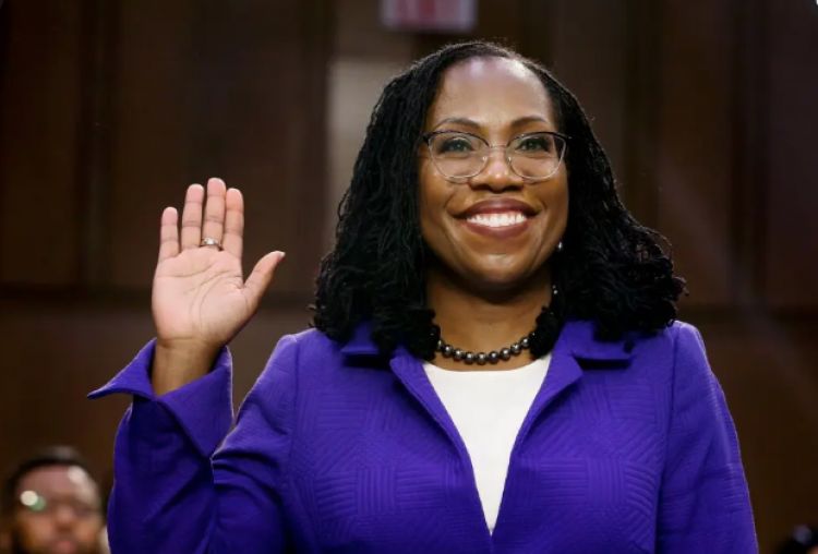 Nuevo hito en EEUU al asumir primera mujer negra en la Corte Suprema