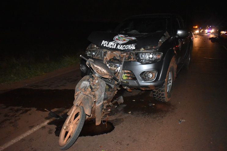 Dos fallecidos en accidente envolviendo a móvil policial y motocicleta sobre la ruta PY05