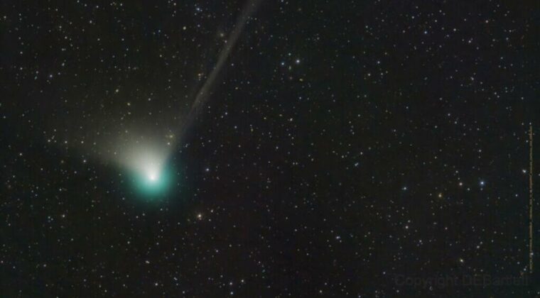 Cómo observar hoy el extraño cometa verde que pasa por la Tierra cada 50 mil años