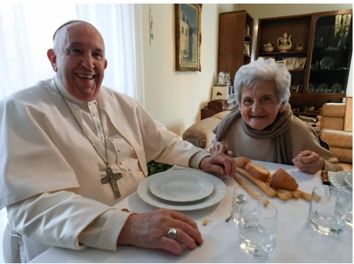 El papa Francisco visitó a su prima que cumplió 90 años