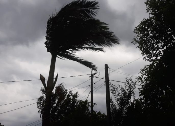 Meteorología advierte sobre tormentas con vientos que rondarán los 100 km/h