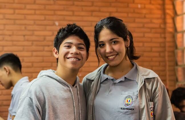 Jóvenes paraguayos sobresalen internacionalmente con su proyecto Mbaretics