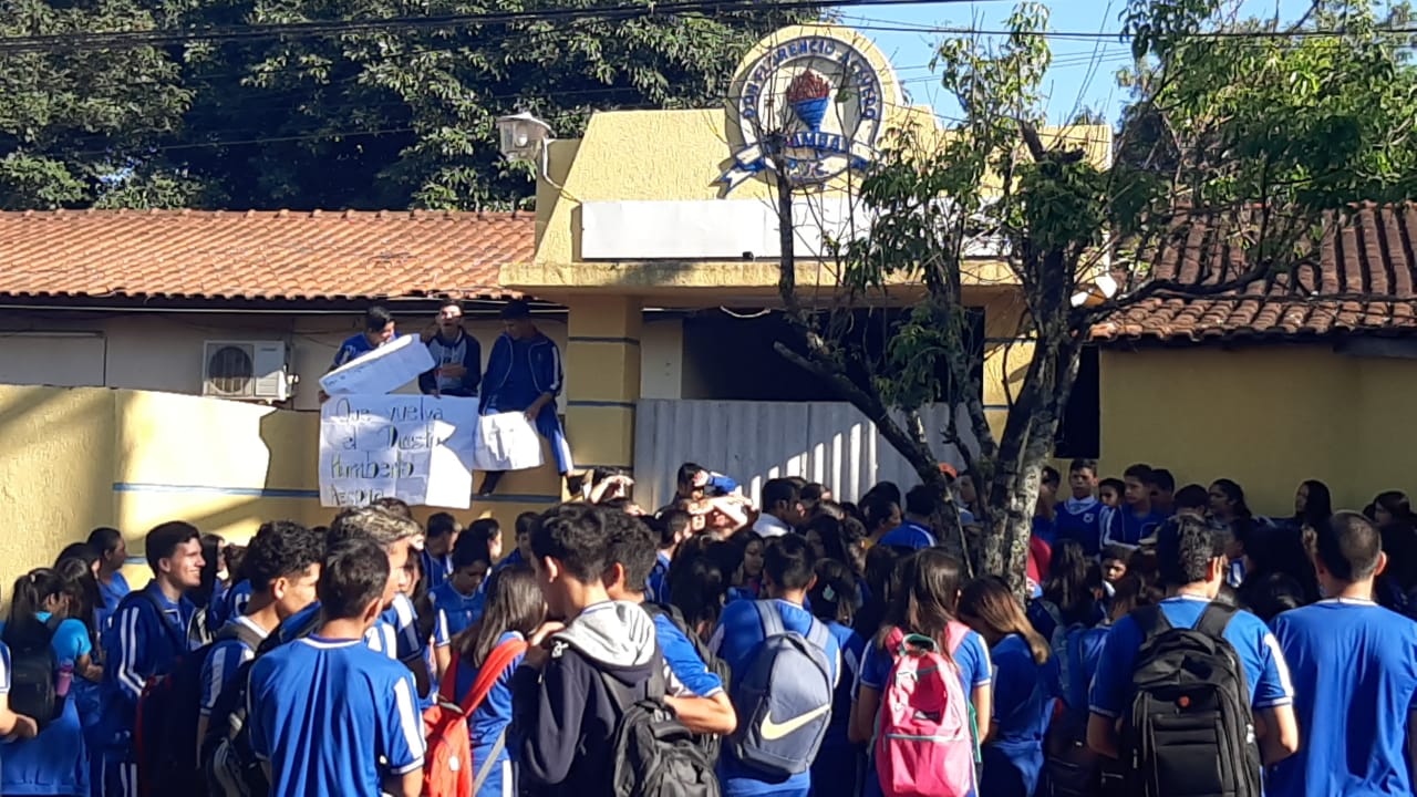 Alumnos del colegio “Don Florencio Acevedo” se movilizan contra destitución del director
