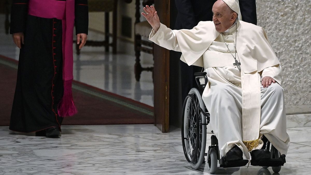 El papa Francisco saldrá del hospital mañana