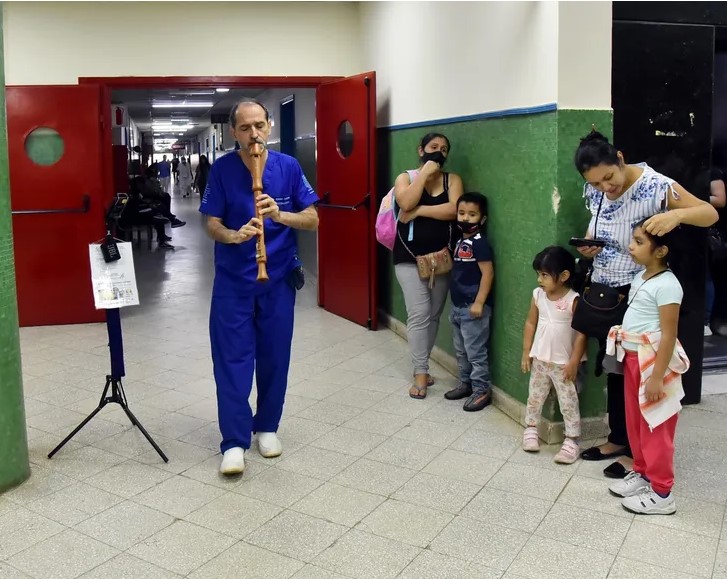 El doctor que recorre hospitales y sana a pacientes con las melodías de su flauta 